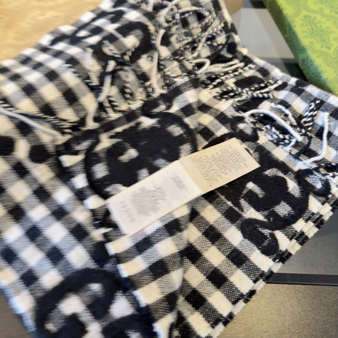 💰185¥
新色到💃💃Gucci新款围巾【双G提花羊绒长巾】满满的少女感！喜欢格纹的姐妹们别错过，纯纯的好东西~配色真的太喜欢了，让人眼前一亮过目不忘，瞬间种草啊！超级好看！！！最高版本放心买！！颜色，手感，细节，方方面面都到位！这款围巾的面料有别于之前的款，看着不像是软糯糯的，其实非常柔软舒服，一点都不扎的！尺寸也比以往款要长一点，造型上就更有时髦感！！尺寸规格：35厘米（宽）x 220厘米（长），95%羊毛5%锦纶。