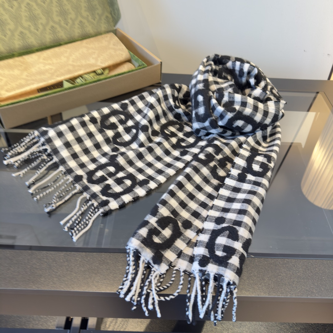 💰185¥
新色到💃💃Gucci新款围巾【双G提花羊绒长巾】满满的少女感！喜欢格纹的姐妹们别错过，纯纯的好东西~配色真的太喜欢了，让人眼前一亮过目不忘，瞬间种草啊！超级好看！！！最高版本放心买！！颜色，手感，细节，方方面面都到位！这款围巾的面料有别于之前的款，看着不像是软糯糯的，其实非常柔软舒服，一点都不扎的！尺寸也比以往款要长一点，造型上就更有时髦感！！尺寸规格：35厘米（宽）x 220厘米（长），95%羊毛5%锦纶。