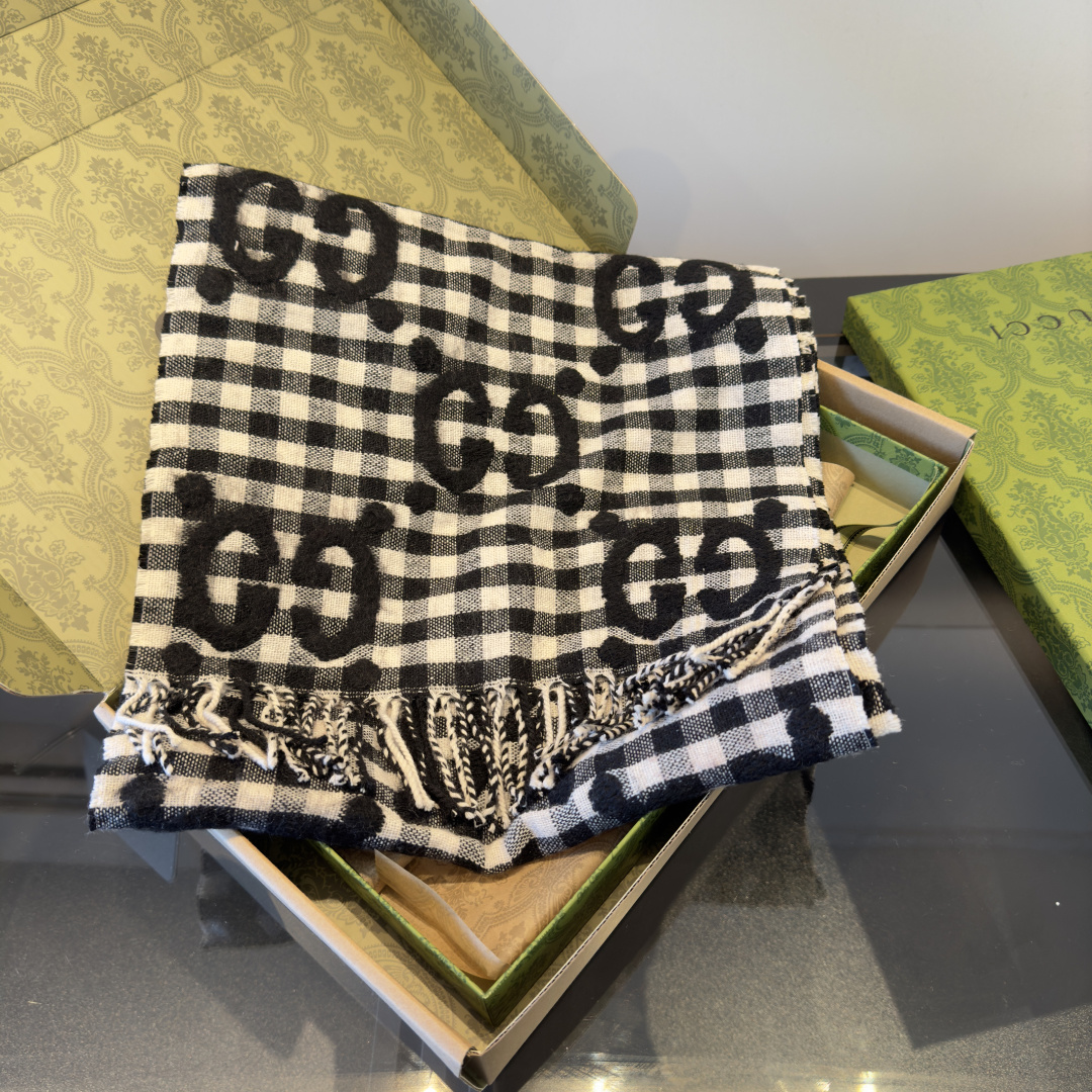 💰185¥
新色到💃💃Gucci新款围巾【双G提花羊绒长巾】满满的少女感！喜欢格纹的姐妹们别错过，纯纯的好东西~配色真的太喜欢了，让人眼前一亮过目不忘，瞬间种草啊！超级好看！！！最高版本放心买！！颜色，手感，细节，方方面面都到位！这款围巾的面料有别于之前的款，看着不像是软糯糯的，其实非常柔软舒服，一点都不扎的！尺寸也比以往款要长一点，造型上就更有时髦感！！尺寸规格：35厘米（宽）x 220厘米（长），95%羊毛5%锦纶。