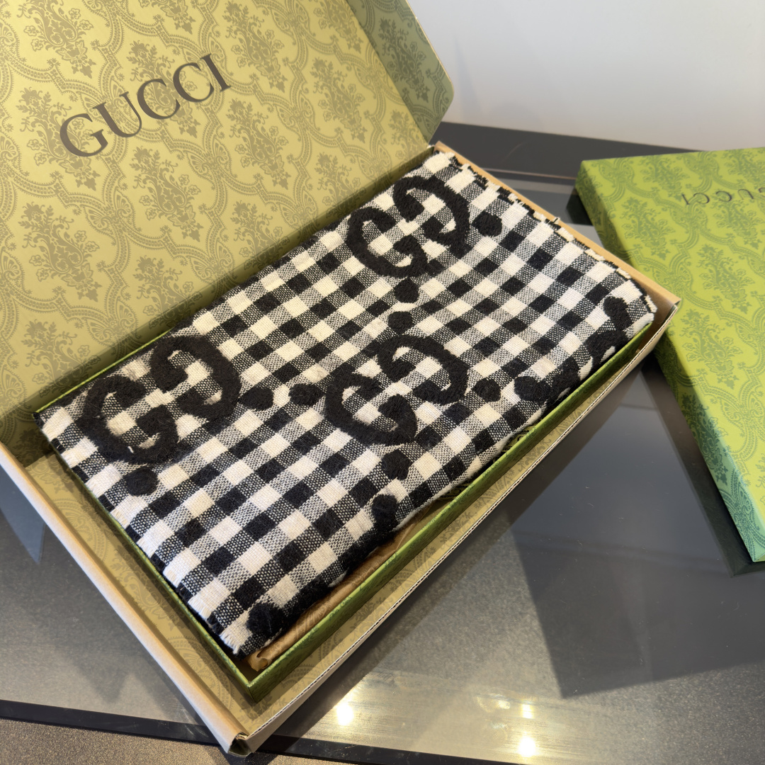 💰185¥
新色到💃💃Gucci新款围巾【双G提花羊绒长巾】满满的少女感！喜欢格纹的姐妹们别错过，纯纯的好东西~配色真的太喜欢了，让人眼前一亮过目不忘，瞬间种草啊！超级好看！！！最高版本放心买！！颜色，手感，细节，方方面面都到位！这款围巾的面料有别于之前的款，看着不像是软糯糯的，其实非常柔软舒服，一点都不扎的！尺寸也比以往款要长一点，造型上就更有时髦感！！尺寸规格：35厘米（宽）x 220厘米（长），95%羊毛5%锦纶。