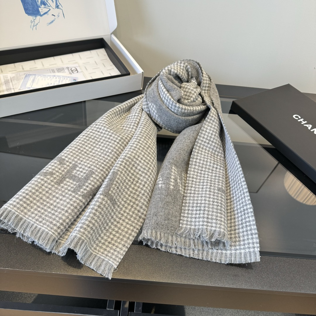 Chanel 𝐂𝐡𝐚𝐧𝐞𝐥《千鸟格双拼大披肩》奶茶色