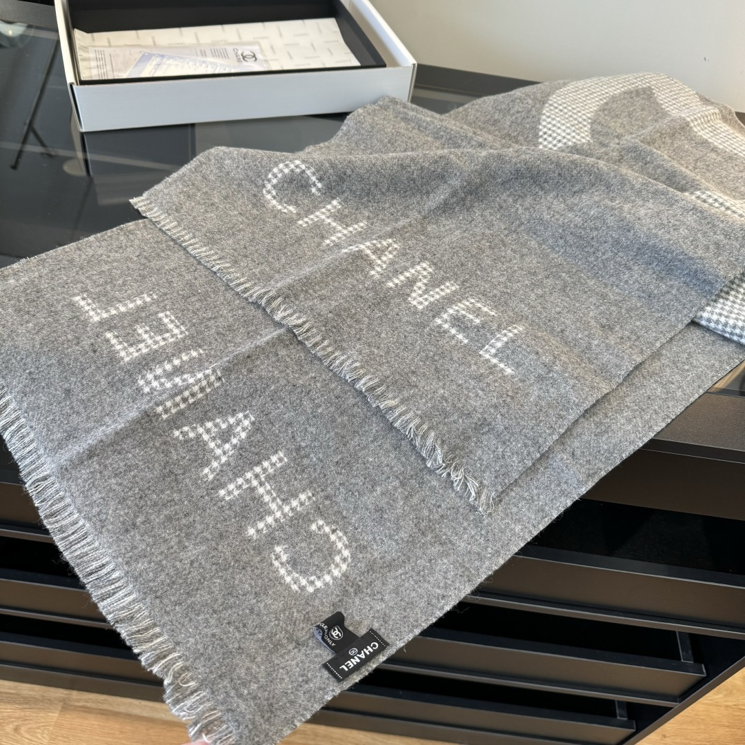Chanel 𝐂𝐡𝐚𝐧𝐞𝐥《千鸟格双拼大披肩》奶茶色