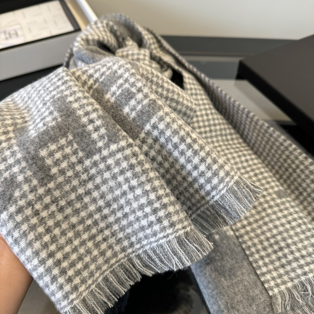 Chanel 𝐂𝐡𝐚𝐧𝐞𝐥《千鸟格双拼大披肩》奶茶色