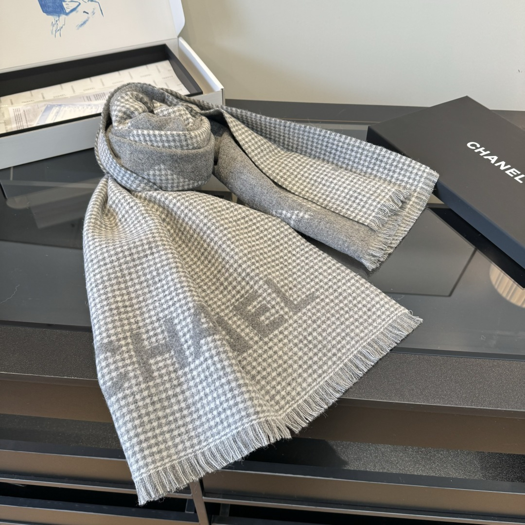 Chanel 𝐂𝐡𝐚𝐧𝐞𝐥《千鸟格双拼大披肩》奶茶色