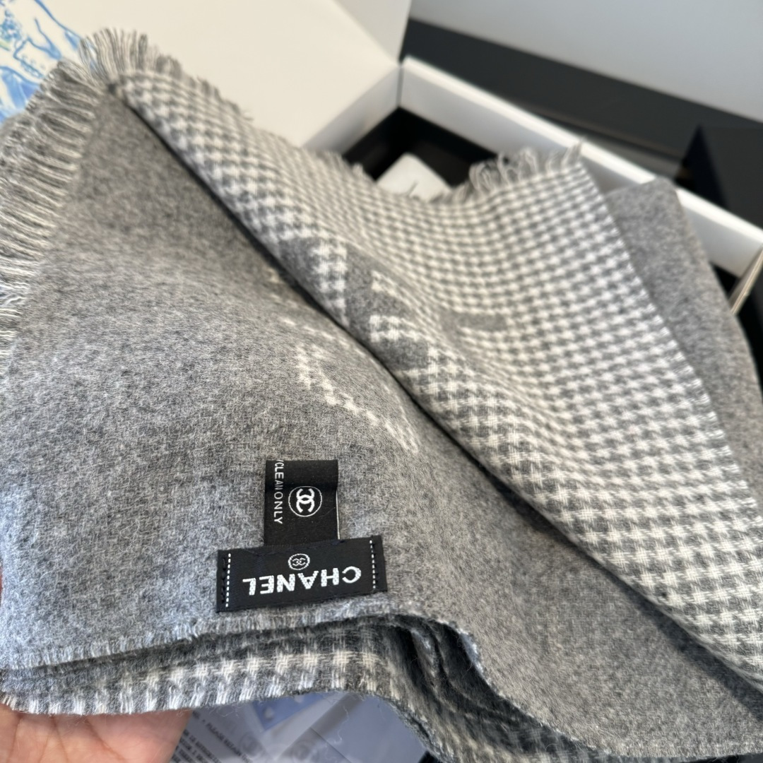 Chanel 𝐂𝐡𝐚𝐧𝐞𝐥《千鸟格双拼大披肩》奶茶色