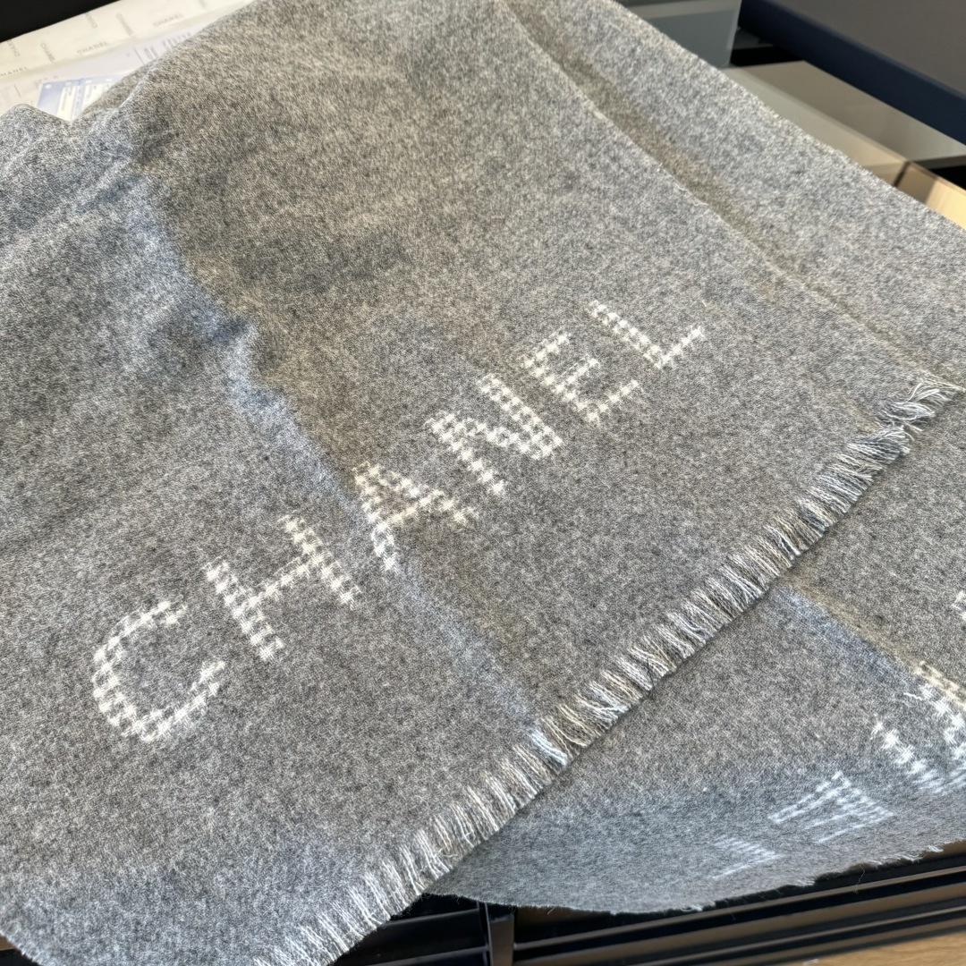 Chanel 𝐂𝐡𝐚𝐧𝐞𝐥《千鸟格双拼大披肩》奶茶色