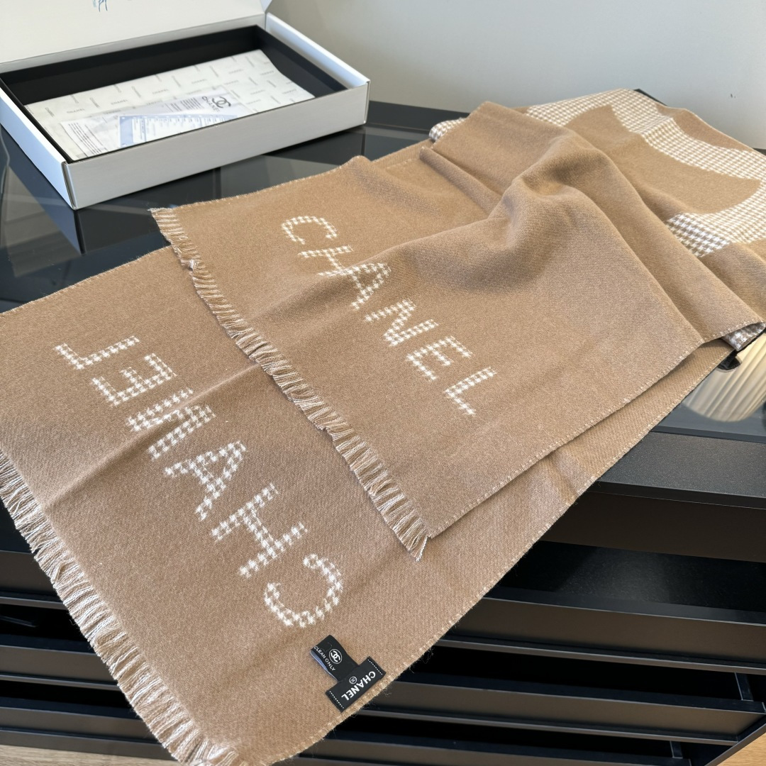 Chanel 𝐂𝐡𝐚𝐧𝐞𝐥《千鸟格双拼大披肩》奶茶色