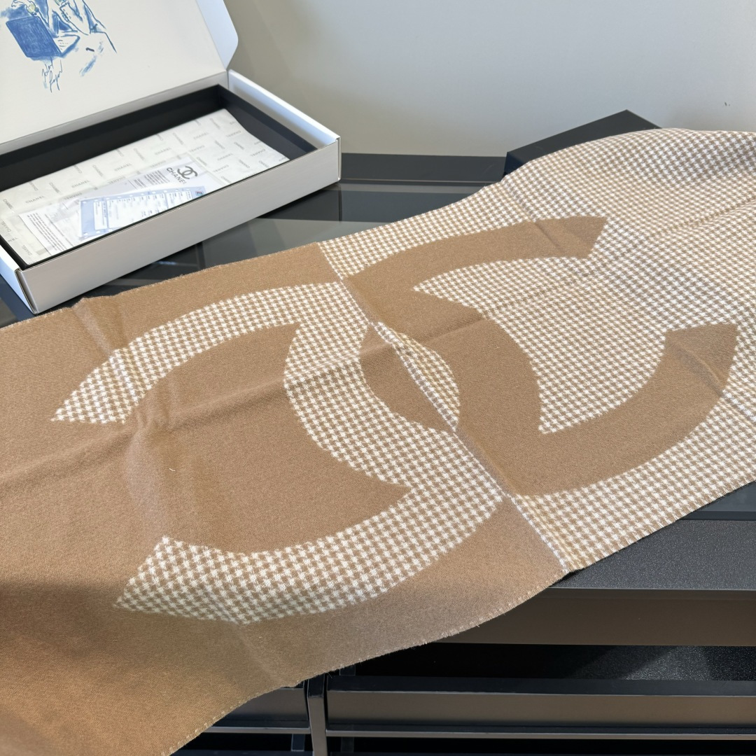 Chanel 𝐂𝐡𝐚𝐧𝐞𝐥《千鸟格双拼大披肩》奶茶色
