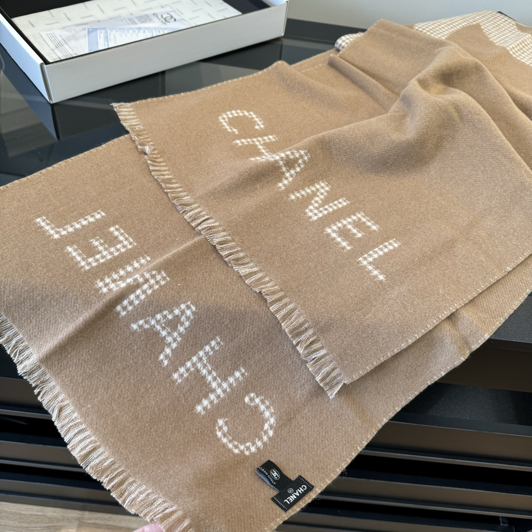 Chanel 𝐂𝐡𝐚𝐧𝐞𝐥《千鸟格双拼大披肩》奶茶色