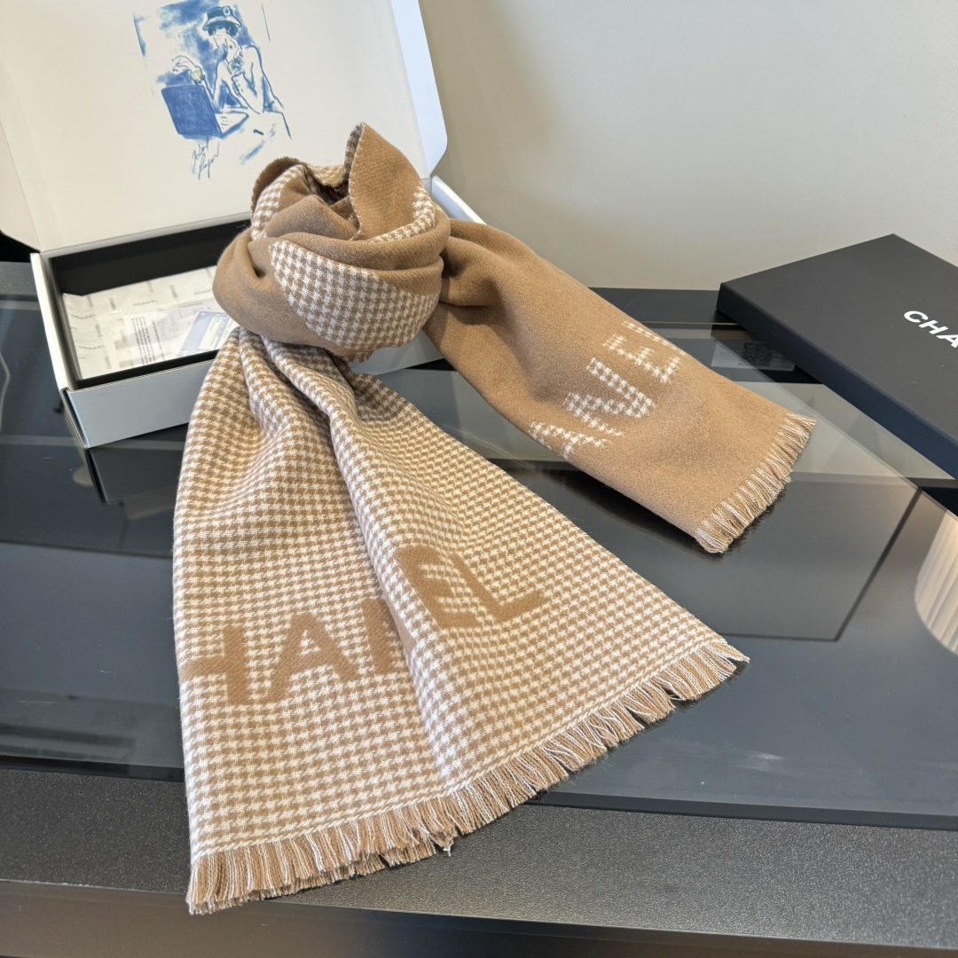 Chanel 𝐂𝐡𝐚𝐧𝐞𝐥《千鸟格双拼大披肩》奶茶色