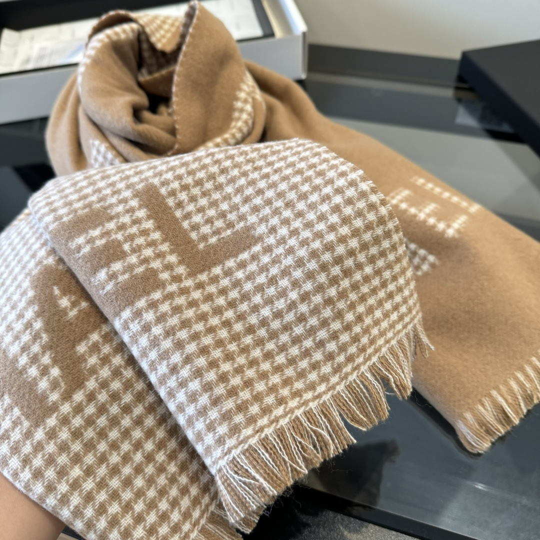Chanel 𝐂𝐡𝐚𝐧𝐞𝐥《千鸟格双拼大披肩》奶茶色