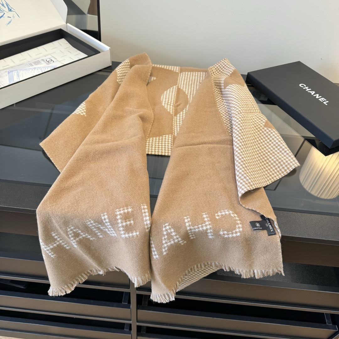 Chanel 𝐂𝐡𝐚𝐧𝐞𝐥《千鸟格双拼大披肩》奶茶色