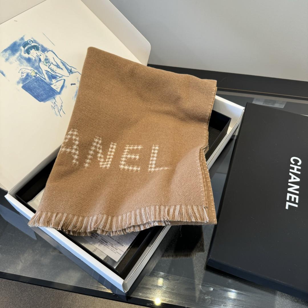 Chanel 𝐂𝐡𝐚𝐧𝐞𝐥《千鸟格双拼大披肩》奶茶色