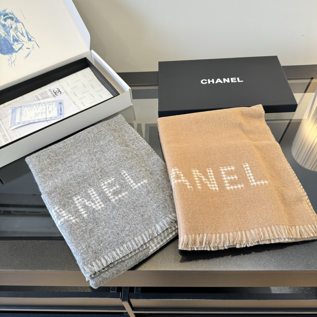 Chanel 𝐂𝐡𝐚𝐧𝐞𝐥《千鸟格双拼大披肩》奶茶色