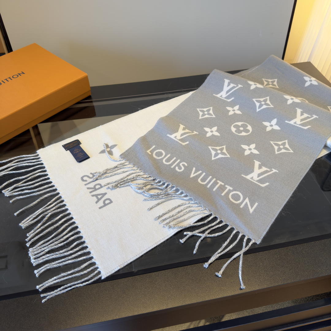 Louis Vuitton Louis Vuitton 围巾 为你解锁冬日奢美密码 黑色主调 高级感拉满 搭配品牌标志性的 LV 字母与花卉图案
