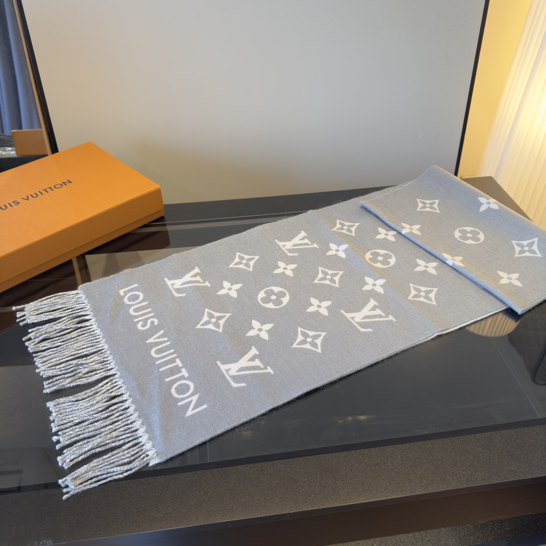 Louis Vuitton Louis Vuitton 围巾 为你解锁冬日奢美密码 黑色主调 高级感拉满 搭配品牌标志性的 LV 字母与花卉图案
