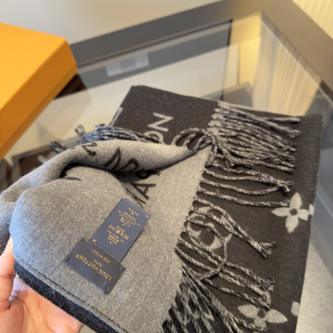 💰180¥ ✨ Louis Vuitton 经典围巾，为你解锁冬日奢美密码！经典黑色主调，高级感拉满，搭配品牌标志性的 LV 字母与花卉图案，精致又辨识度十足，每一处细节都彰显着 LV 百年的匠心与时尚底蕴。柔软材质，轻覆颈间，既能抵御冬日寒意，又似温柔拥抱，带来极致舒适体验。无论是搭配简约大衣，打造干练气场，还是与针织衫组合，营造慵懒氛围，它都能轻松适配，瞬间提升整体造型的格调，让你在这个冬天，成为街头与社交场合里，自带奢华光芒的焦点存在～