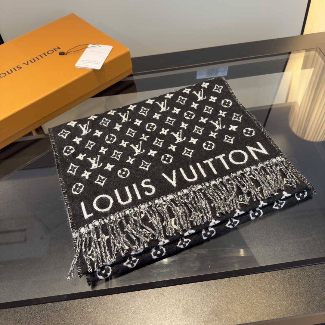 Louis Vuitton 本款 My Neverfull 围巾为柔暖毛绒混纺铺陈 Monogram 图案和路易威登成衣系列的 Neverfull 条纹