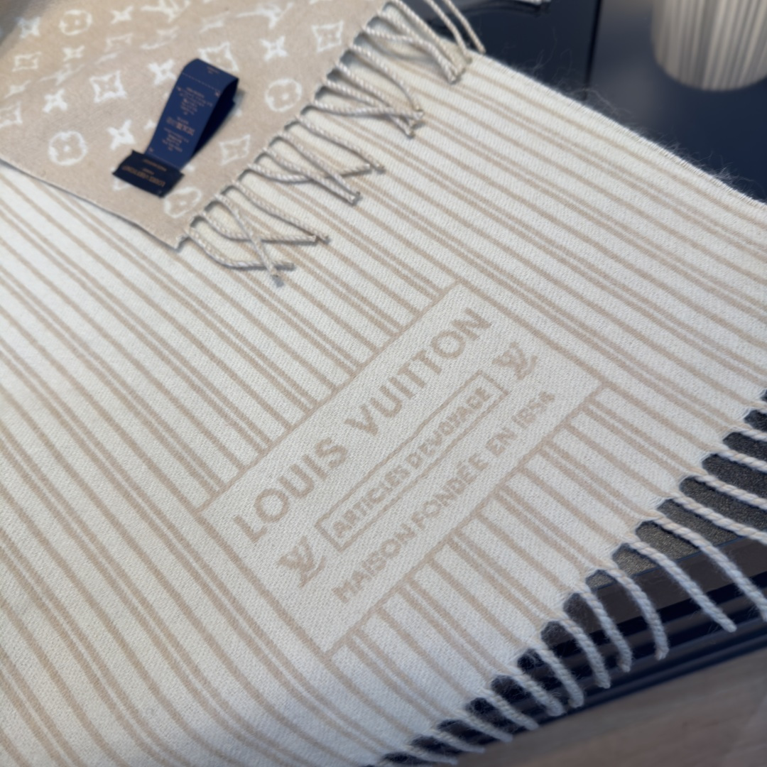 Louis Vuitton 本款 My Neverfull 围巾为柔暖毛绒混纺铺陈 Monogram 图案和路易威登成衣系列的 Neverfull 条纹