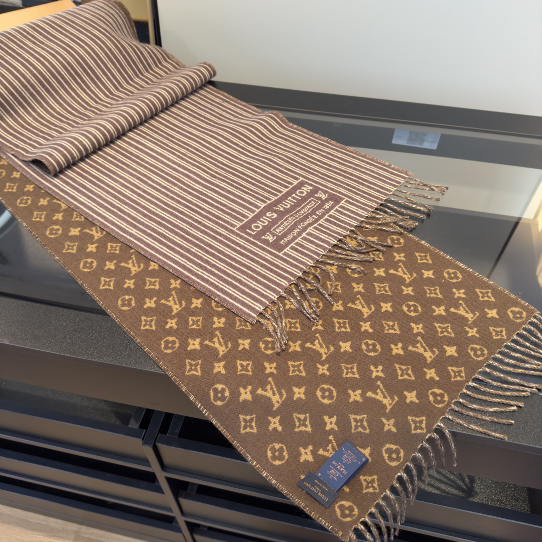 Louis Vuitton 本款 My Neverfull 围巾为柔暖毛绒混纺铺陈 Monogram 图案和路易威登成衣系列的 Neverfull 条纹