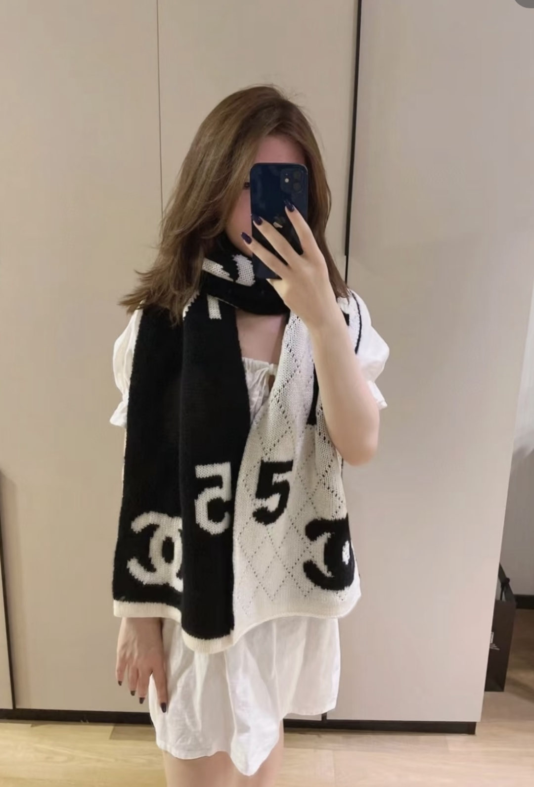 Chanel 香奈新款【小香】 美翻了 御用殿堂级 ‼ 新款在售 进口纯羊绒 绣花针织毛线围巾披肩 美丽至极 真的 上身极为衬肤色 百搭 不 自己看吧 ‼围巾尺寸180*30 羊绒10％ 羊毛90％送礼