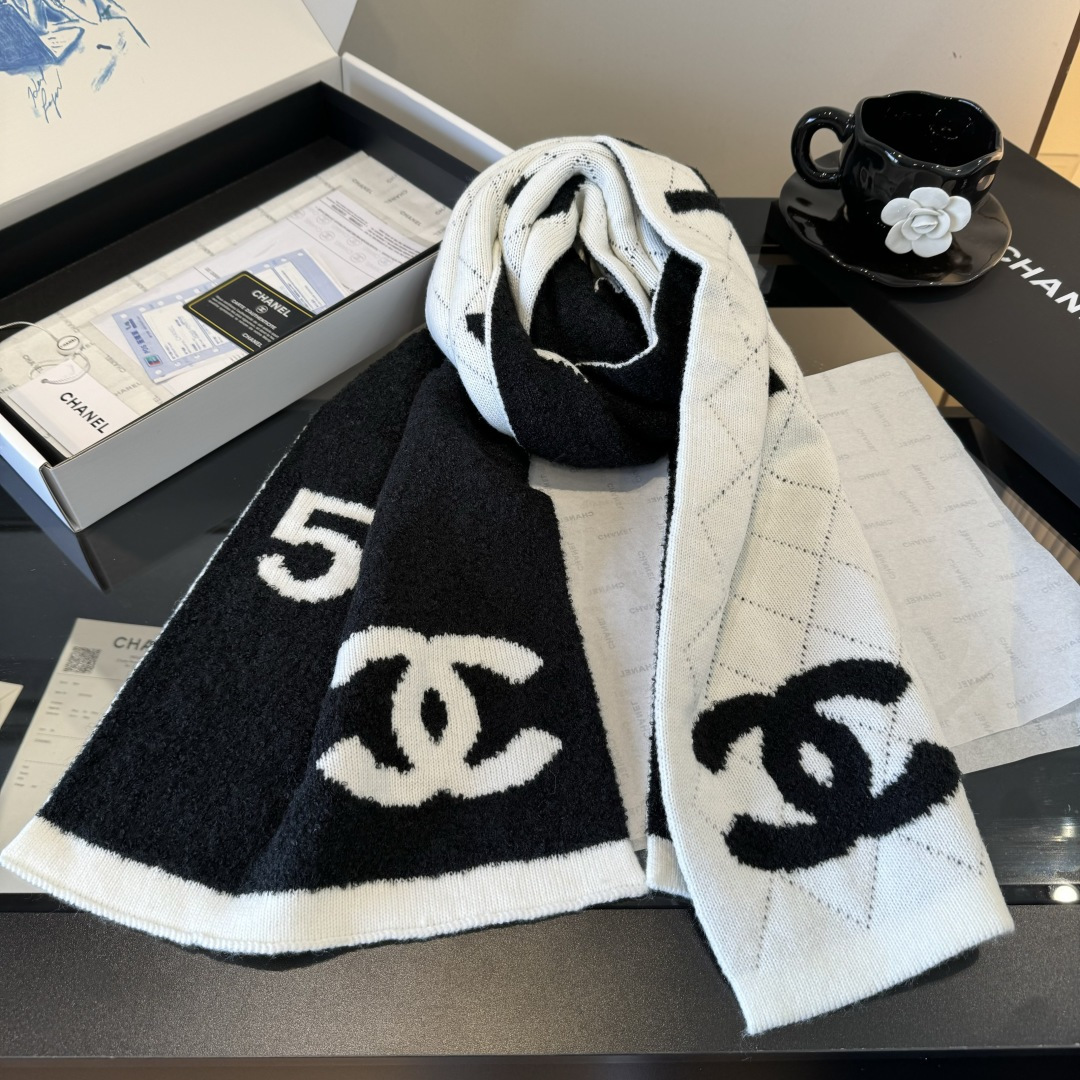 Chanel 香奈新款【小香】 美翻了 御用殿堂级 ‼ 新款在售 进口纯羊绒 绣花针织毛线围巾披肩 美丽至极 真的 上身极为衬肤色 百搭 不 自己看吧 ‼围巾尺寸180*30 羊绒10％ 羊毛90％送礼