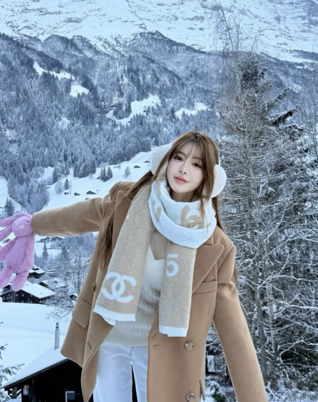Chanel 香奈新款【小香】 美翻了 御用殿堂级 ‼ 新款在售 进口纯羊绒 绣花针织毛线围巾披肩 美丽至极 真的 上身极为衬肤色 百搭 不 自己看吧 ‼围巾尺寸180*30 羊绒10％ 羊毛90％送礼