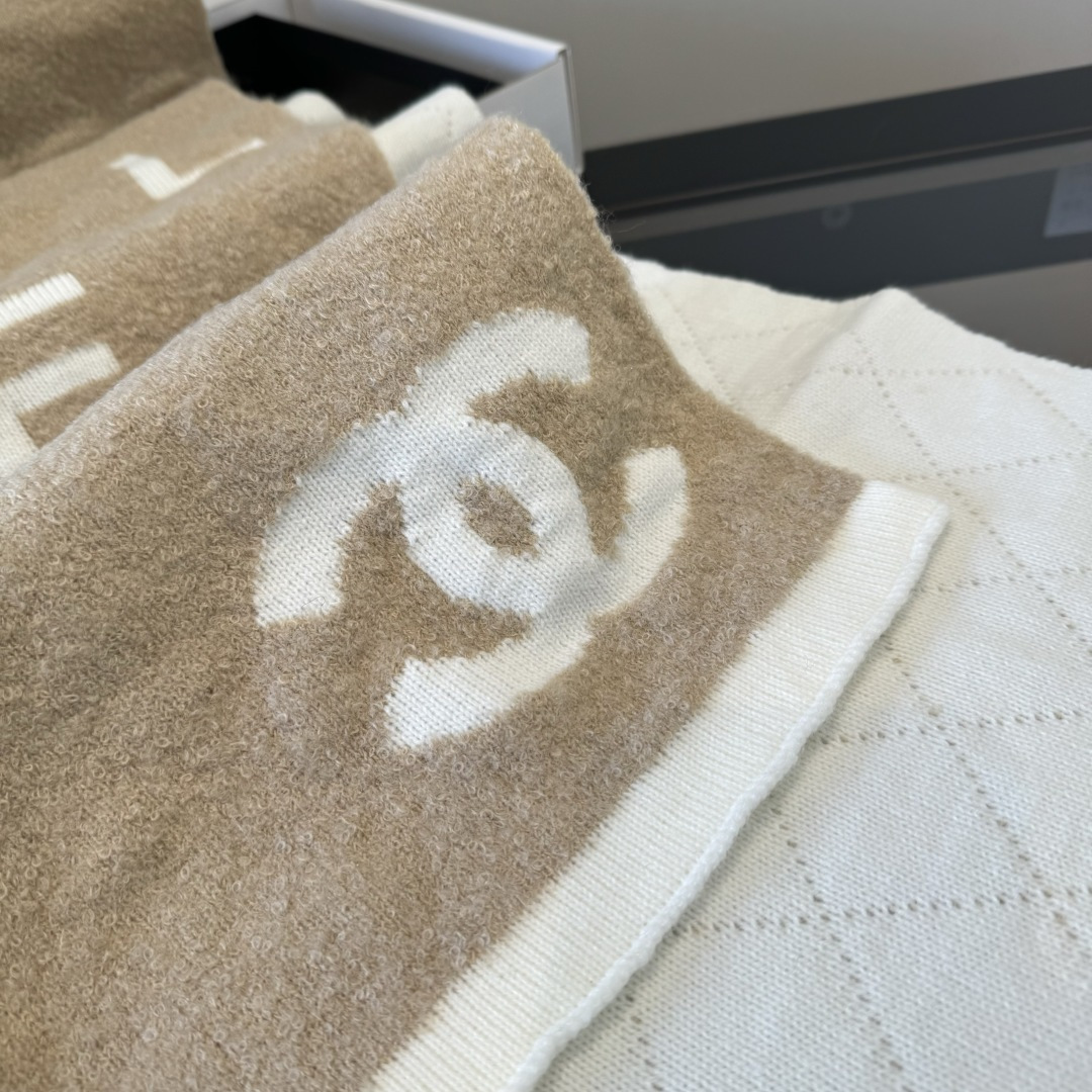 Chanel 香奈新款【小香】 美翻了 御用殿堂级 ‼ 新款在售 进口纯羊绒 绣花针织毛线围巾披肩 美丽至极 真的 上身极为衬肤色 百搭 不 自己看吧 ‼围巾尺寸180*30 羊绒10％ 羊毛90％送礼