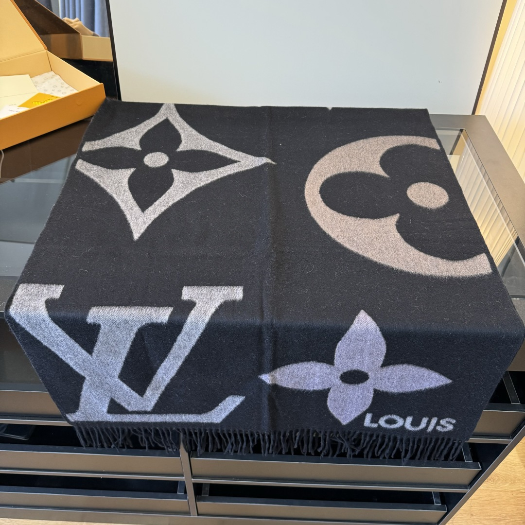 NO:587013,2025 autumn and winter same style, synchronous, high-end cashmere knitted scarves for men and women!  It can be formal or casual, and it is a very Classic design. This weaving method is relatively difficult and requires a lot of yarn, so the craftsmanship is very difficult!  !  !  This kind of scarf is definitely a timeless aesthetic item!  It will look good in any size, the style is really unique!  !  It’s so practical and versatile, there’s actually no superfluous design, and it looks good no matter how you wear it!  It has a drapey feel, is warm and very slimming!  It is suitable for matching with formal wear or casual wear. It can be folded in half and hung or wrapped in a circle. It has a warm style. Size 65*180cm high version scarf, high version scarf198609092025秋冬男女同款,同步,高端羊绒针织围巾！ 可正式,可随意,非常Classical的设计.这款织法比较难,又很费纱线,工艺难度非常大！！！这样的围巾,绝对是一条审美不过时的单品！随便围都会好看,版型真是一绝！！太实用百搭了,其实没有多余的设计,怎么围都好看！有垂坠感,温暖且非常显瘦！搭配正装或者搭配休闲装都很合适~对折挂围或者绕圈围都完全可以,有温度的风度 尺寸65*180cm高版本围巾,高版本围巾,scarf