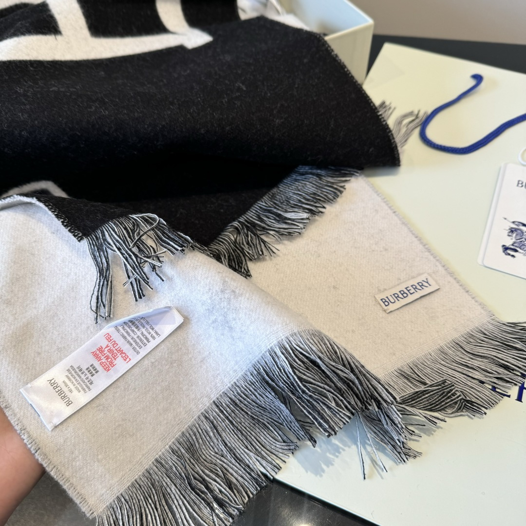 Burberry 𝐁𝐮𝐫𝐛𝐞𝐫𝐫𝐲 细节图来咯 Bur新款双色双面徽标羊绒围巾 徽章应花系列男女通用款