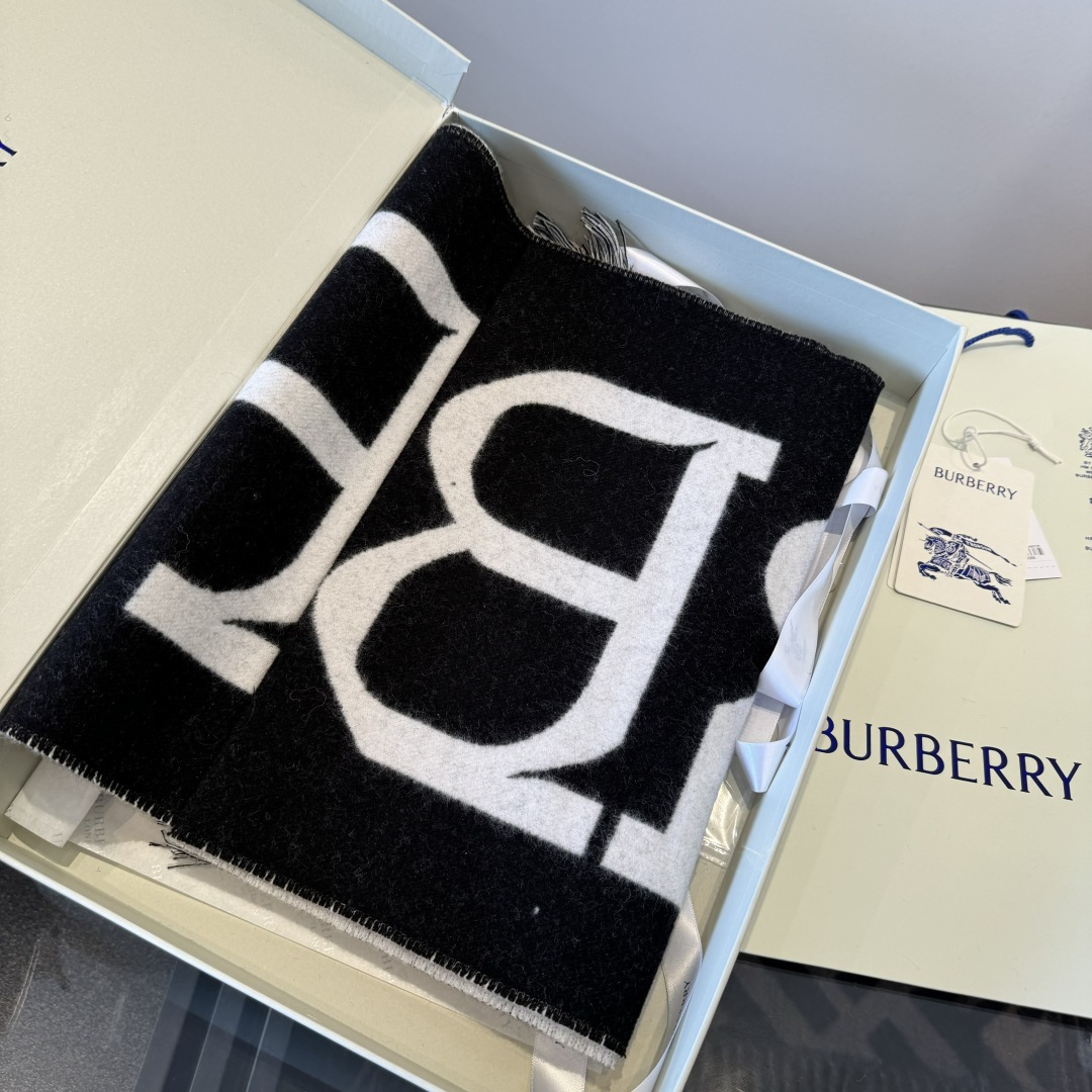 Burberry 𝐁𝐮𝐫𝐛𝐞𝐫𝐫𝐲 细节图来咯 Bur新款双色双面徽标羊绒围巾 徽章应花系列男女通用款