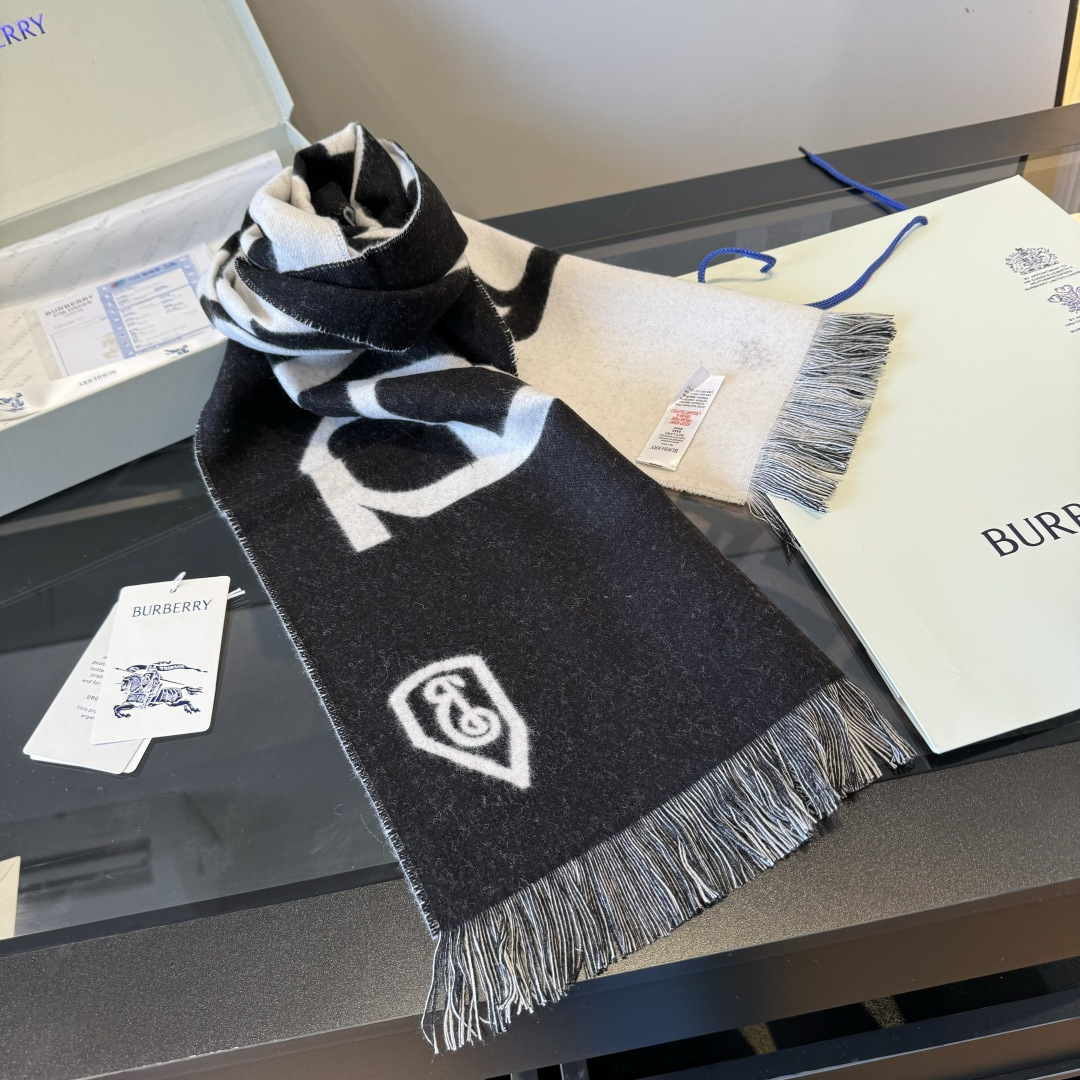 Burberry 𝐁𝐮𝐫𝐛𝐞𝐫𝐫𝐲 细节图来咯 Bur新款双色双面徽标羊绒围巾 徽章应花系列男女通用款
