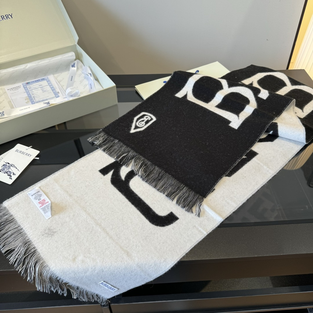 Burberry 𝐁𝐮𝐫𝐛𝐞𝐫𝐫𝐲 细节图来咯 Bur新款双色双面徽标羊绒围巾 徽章应花系列男女通用款