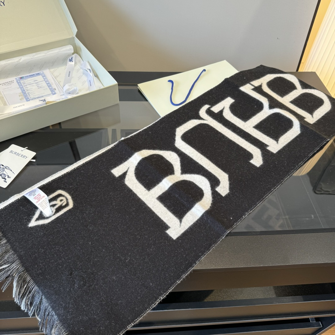 Burberry 𝐁𝐮𝐫𝐛𝐞𝐫𝐫𝐲 细节图来咯 Bur新款双色双面徽标羊绒围巾 徽章应花系列男女通用款