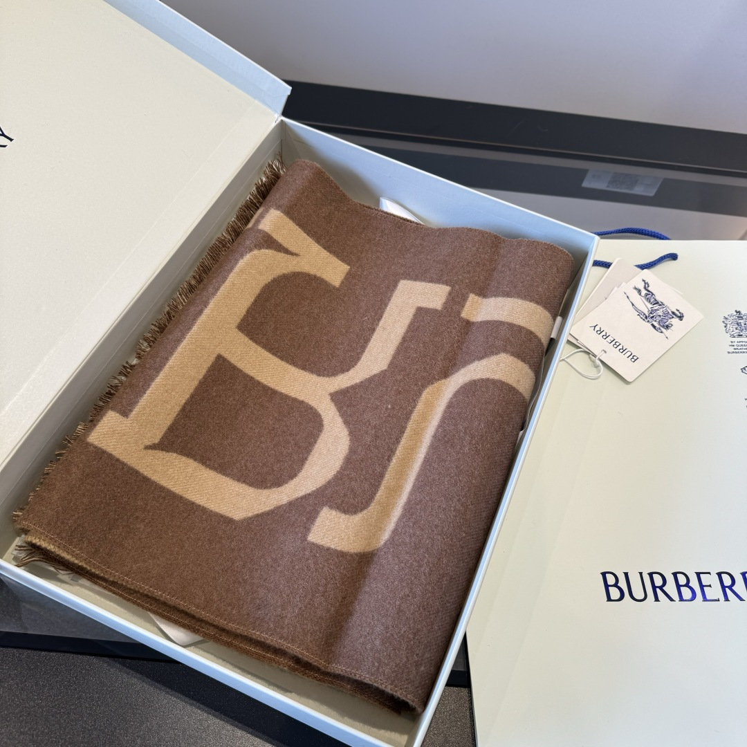 Burberry 𝐁𝐮𝐫𝐛𝐞𝐫𝐫𝐲 细节图来咯 Bur新款双色双面徽标羊绒围巾 徽章应花系列男女通用款