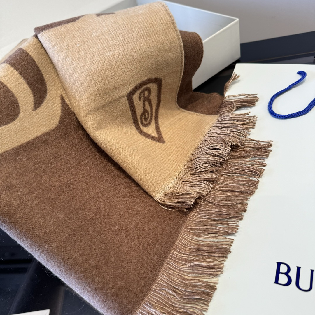 Burberry 𝐁𝐮𝐫𝐛𝐞𝐫𝐫𝐲 细节图来咯 Bur新款双色双面徽标羊绒围巾 徽章应花系列男女通用款