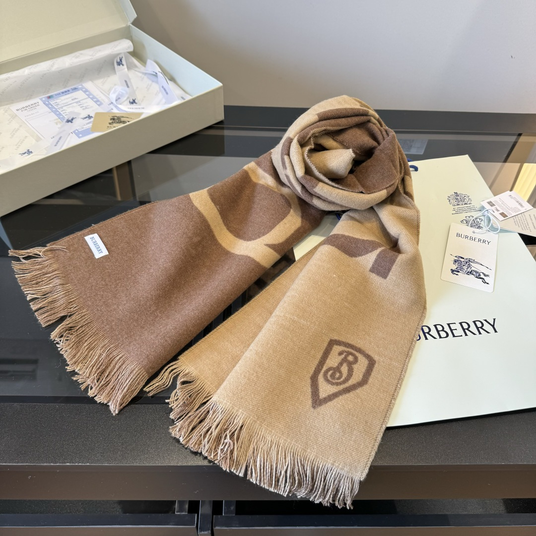 Burberry 𝐁𝐮𝐫𝐛𝐞𝐫𝐫𝐲 细节图来咯 Bur新款双色双面徽标羊绒围巾 徽章应花系列男女通用款