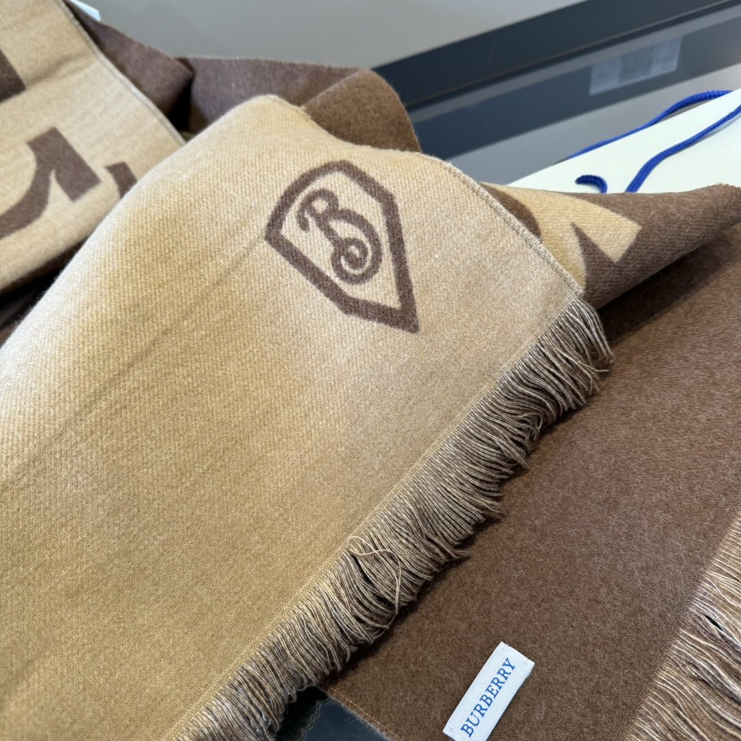 Burberry 𝐁𝐮𝐫𝐛𝐞𝐫𝐫𝐲 细节图来咯 Bur新款双色双面徽标羊绒围巾 徽章应花系列男女通用款