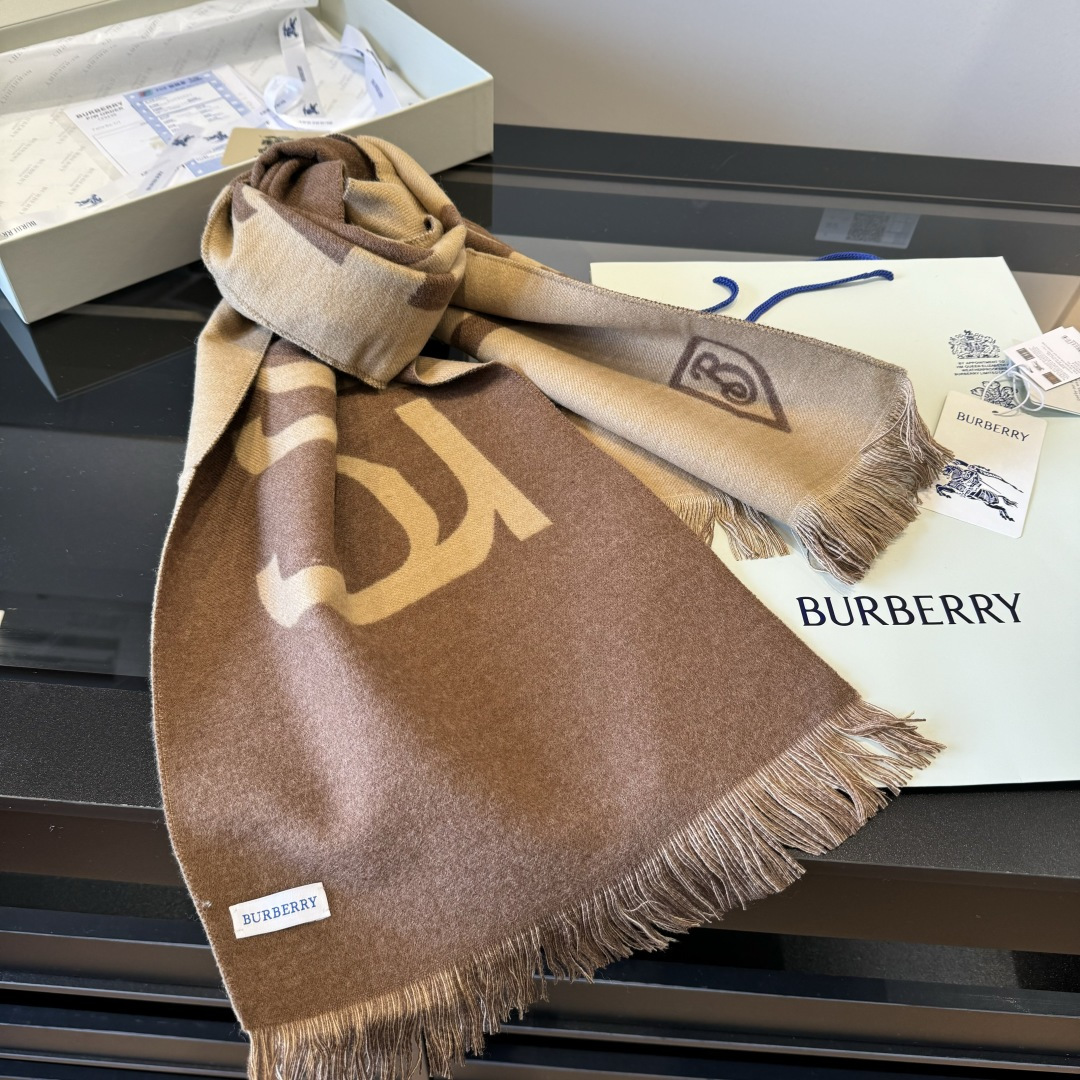 Burberry 𝐁𝐮𝐫𝐛𝐞𝐫𝐫𝐲 细节图来咯 Bur新款双色双面徽标羊绒围巾 徽章应花系列男女通用款