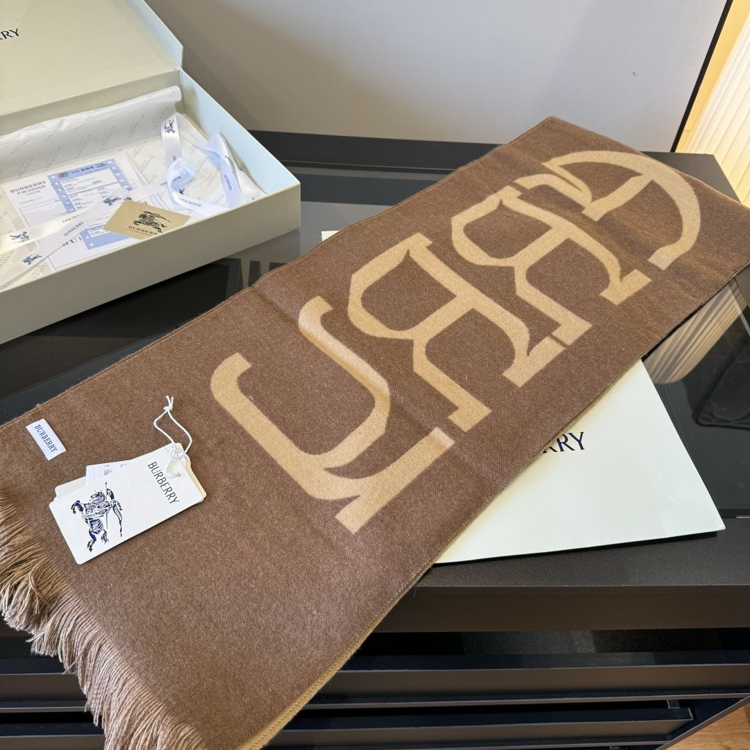 Burberry 𝐁𝐮𝐫𝐛𝐞𝐫𝐫𝐲 细节图来咯 Bur新款双色双面徽标羊绒围巾 徽章应花系列男女通用款