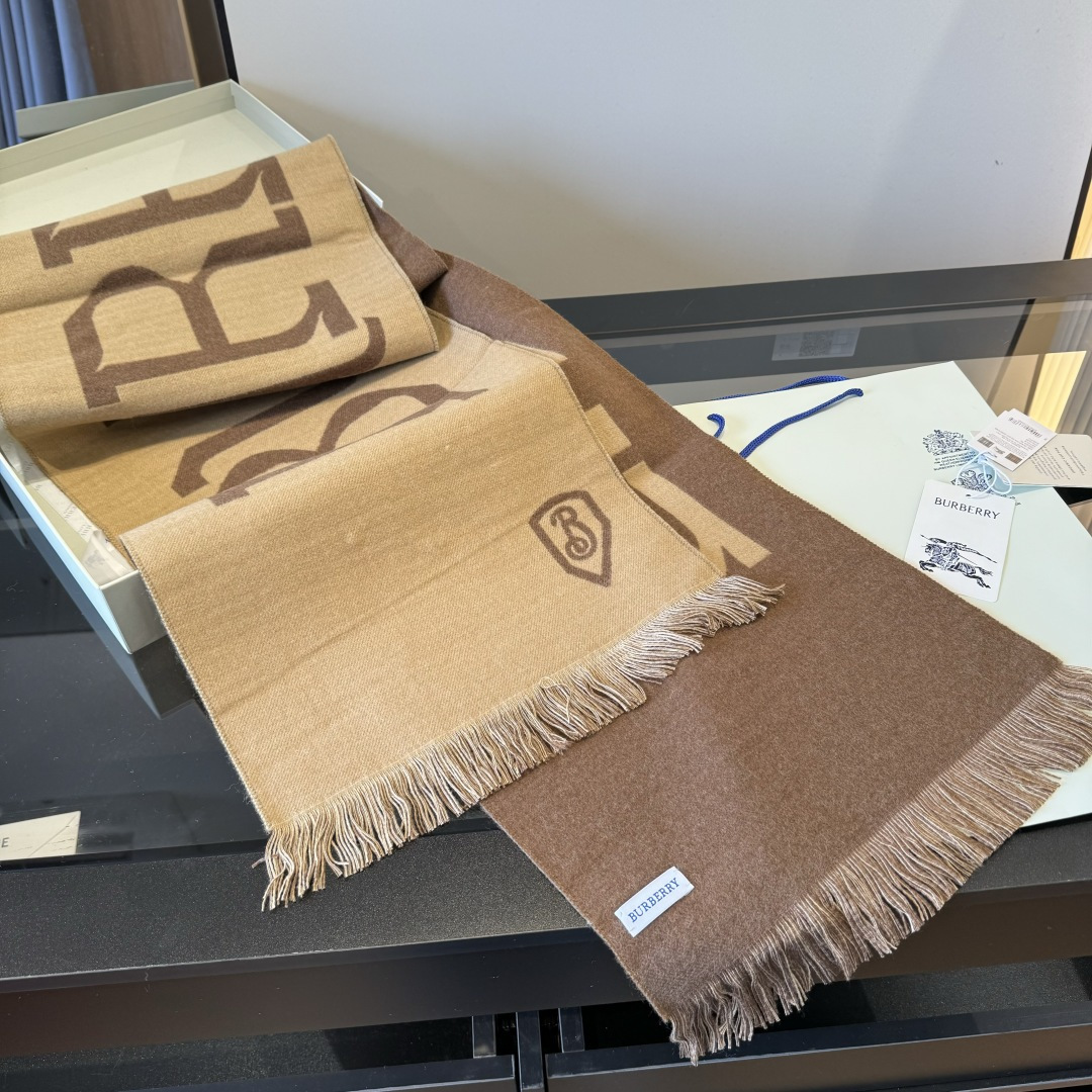 Burberry 𝐁𝐮𝐫𝐛𝐞𝐫𝐫𝐲 细节图来咯 Bur新款双色双面徽标羊绒围巾 徽章应花系列男女通用款