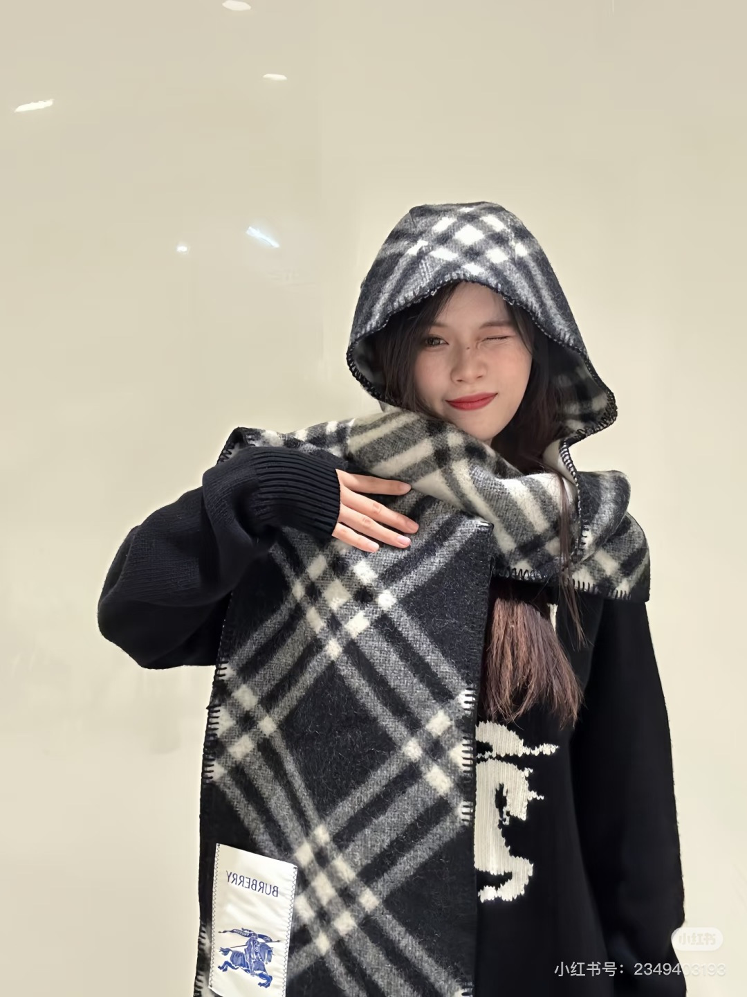 💰225¥
高货版蓝色帽子围巾首批发售 👍🔥好卖🎁冬天的尾巴黑马围巾全智贤同款巴宝莉格纹帽子羔毛围巾上架秒空！100%羊羔毛！
尺寸：30cm*180cm