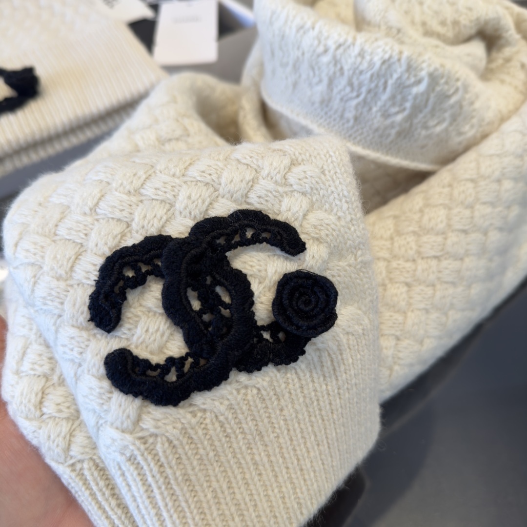 Chanel Chanel2025 新款围巾帽子套装 百分百 羊绒 暖暖呼呼