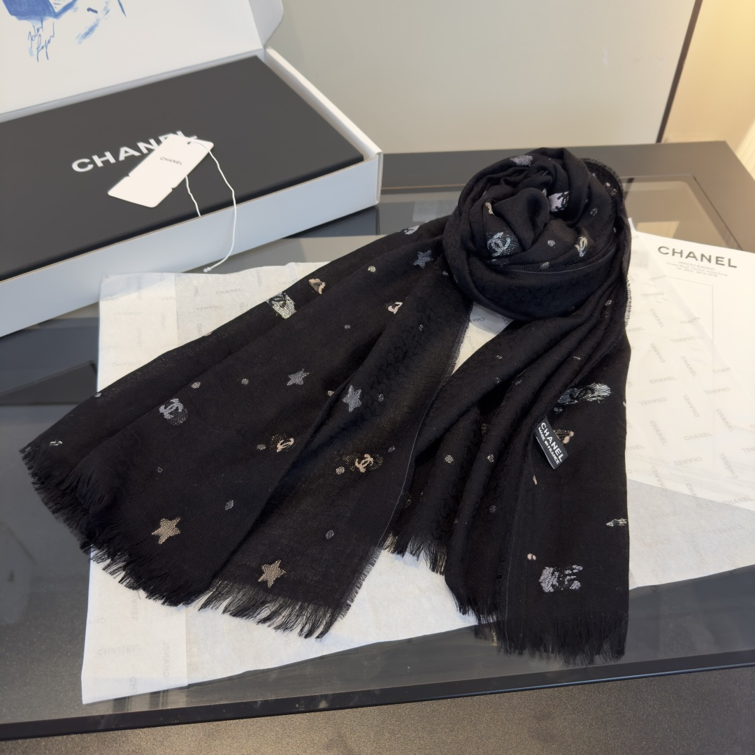 Chanel Chanel条香奈儿围巾啦 是米白色的底色温柔又百搭 上面点缀着星星 和 的双C标志图案 感满满的 喝奶茶R