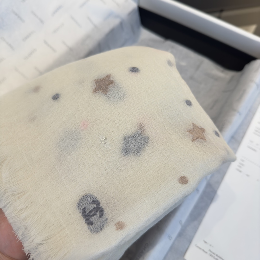 Chanel Chanel条香奈儿围巾啦 是米白色的底色温柔又百搭 上面点缀着星星 和 的双C标志图案 感满满的 喝奶茶R