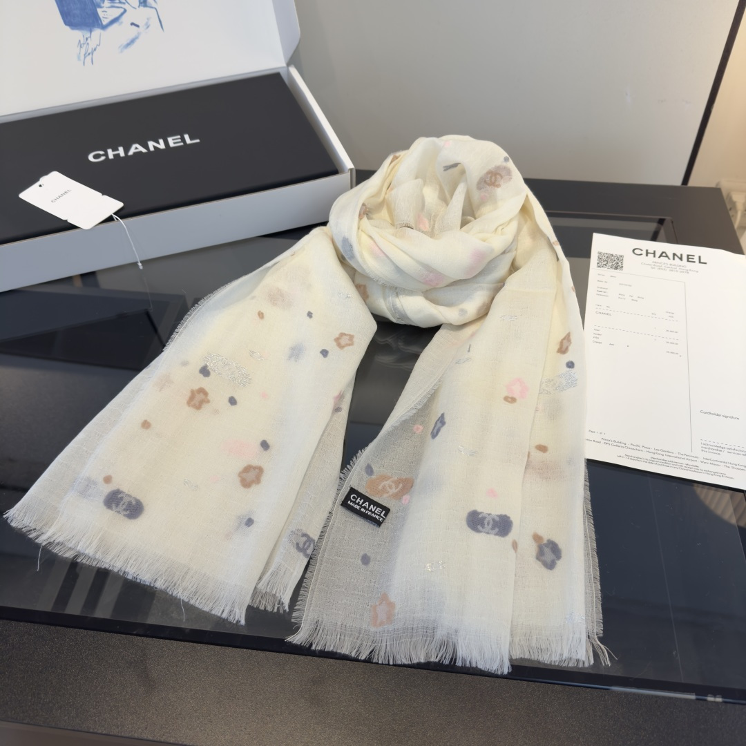 Chanel Chanel条香奈儿围巾啦 是米白色的底色温柔又百搭 上面点缀着星星 和 的双C标志图案 感满满的 喝奶茶R