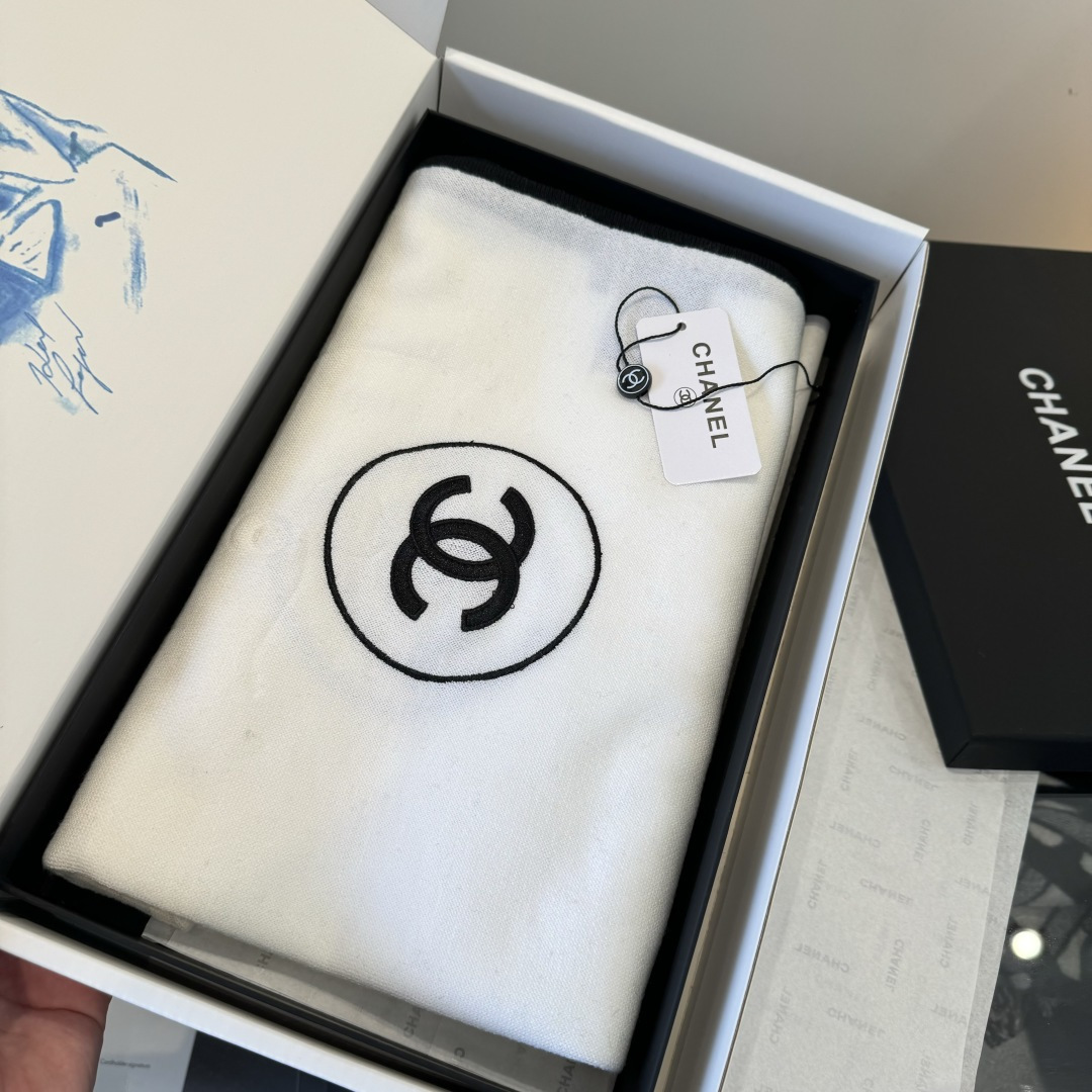 Chanel 高版本 𝑪𝒉𝒂𝒏𝒆𝒍 超 围巾 丝羊绒披肩 白色