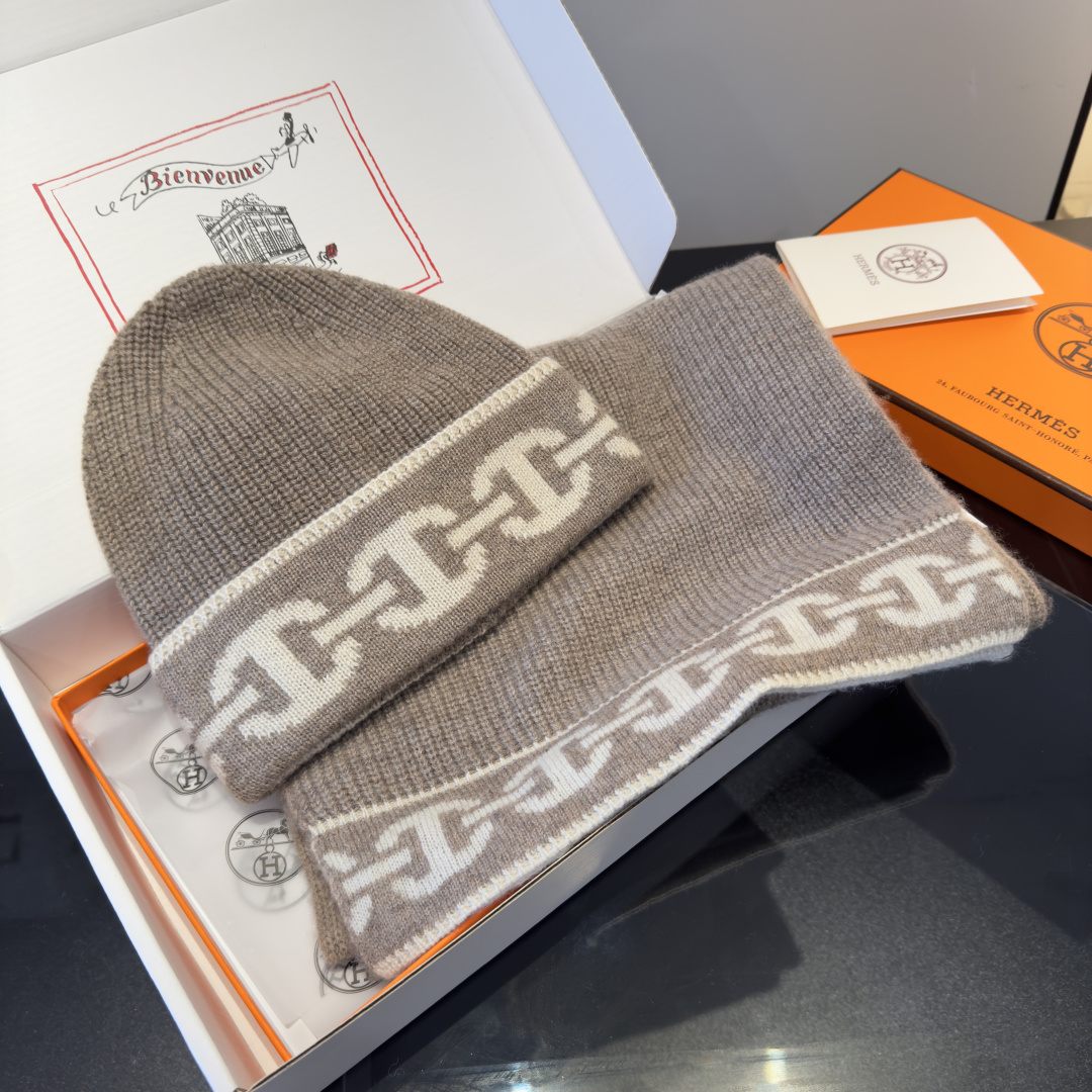 NO:587022,Hermès new set. Warm and textured cashmere scarf and hat set. Warm throughout the winter. Furry and warm. Full of autumn and winter atmosphere. High-end and good-looking. Size 30180 high version scarf, high version scarf, hermes, hats19860909爱马仕新款套装 又保暖又有质感的羊绒围巾帽子套装,温暖一整个冬天,毛茸茸的好温暖,秋冬氛围感拉满,高级又好看,尺寸30180高版本围巾,高版本围巾,hermes,hats,scarf