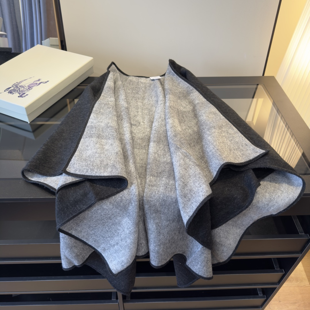 Burberry 巴宝莉Burberry双面斗篷披肩