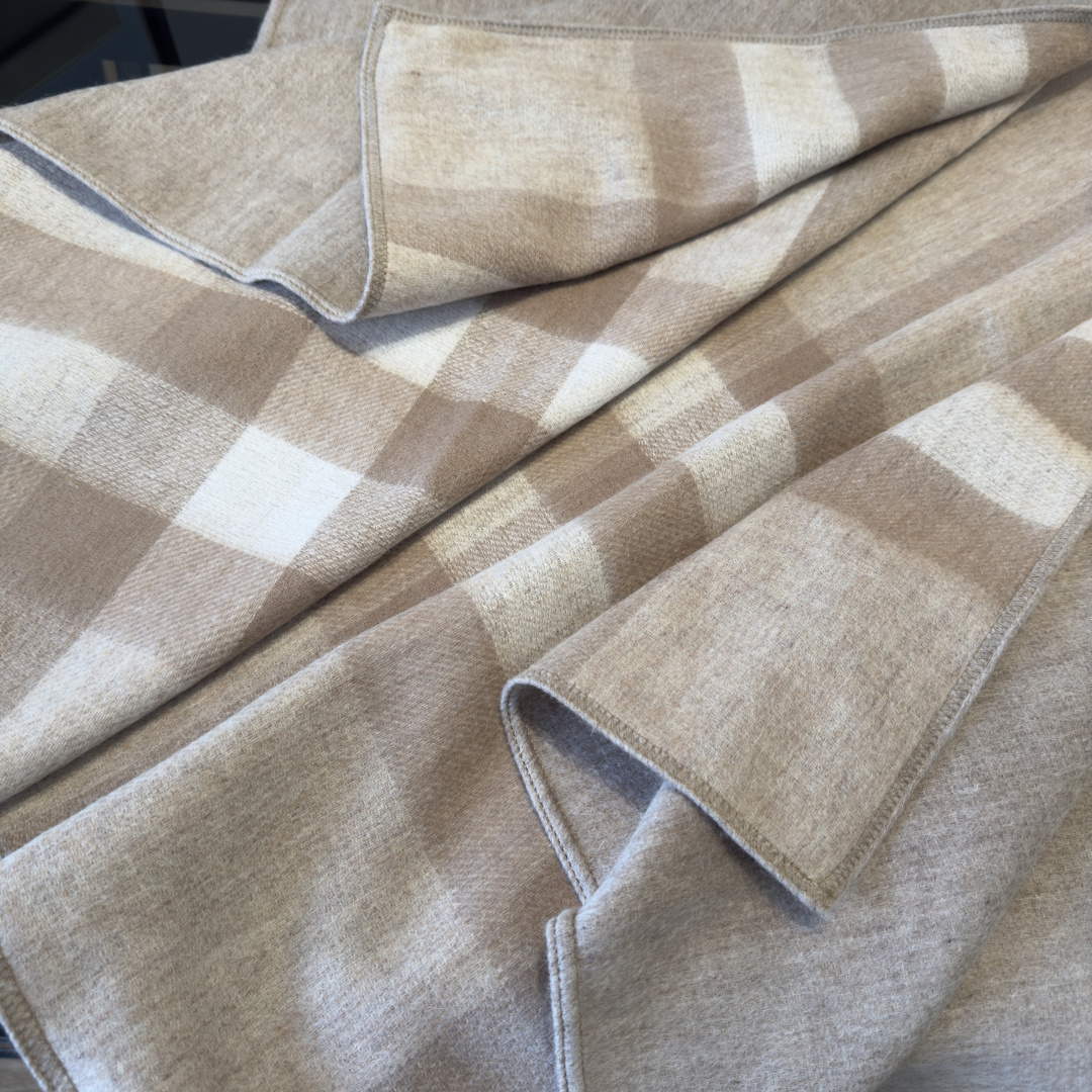 Burberry 巴宝莉Burberry双面斗篷披肩